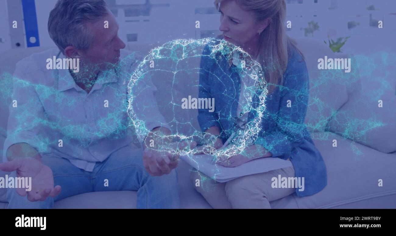 Bild des digitalen Gehirns über dem kaukasischen Mann, beratender Psychologe Stockfoto