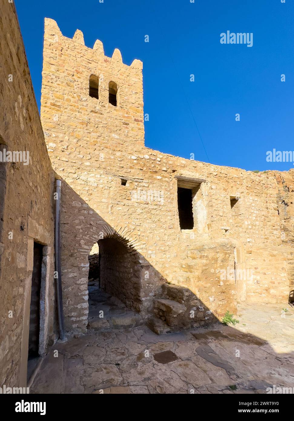 Das alte, erhaltene dar al-Baraka, oder Haus der Segnungen, ein befestigter Speicher im verlassenen Berberdorf Zriba El Alia (Zriba Olia) Stockfoto