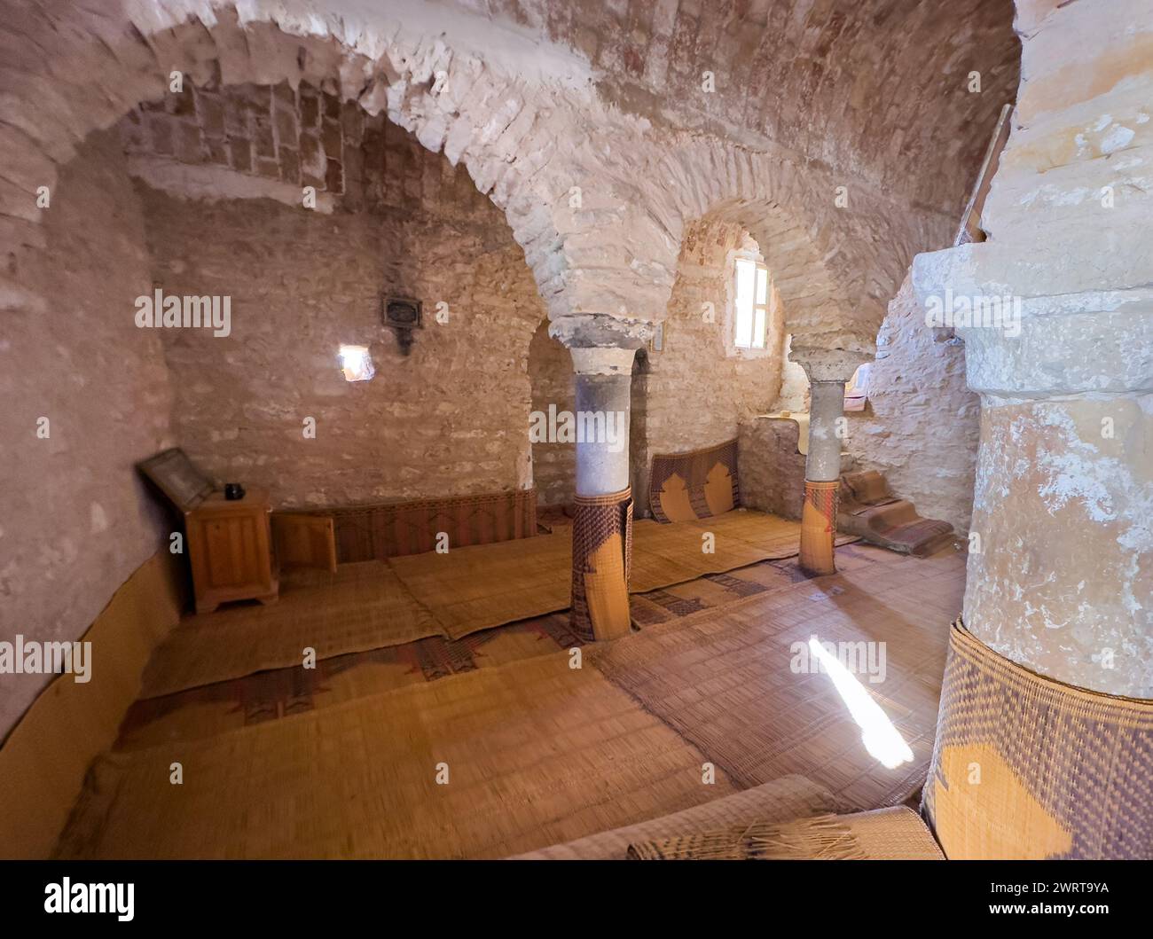 Das Innere des erhaltenen alten dar al-Baraka, oder House of Segensings, einer befestigten Kornkammer im verlassenen Berberdorf Zriba E Stockfoto