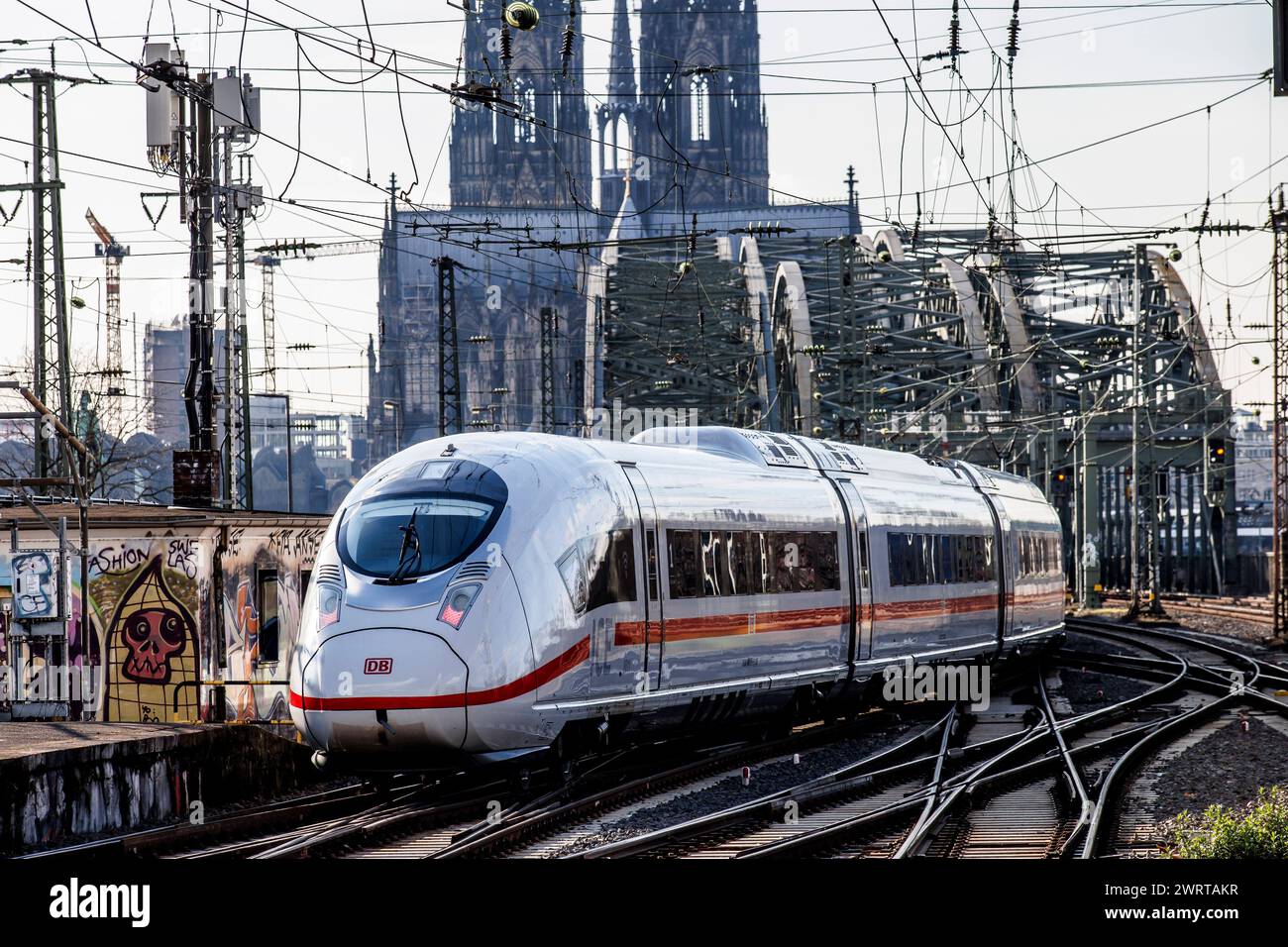 Hochgeschwindigkeitszug ICE 3 im Stadtteil Deutz auf dem Weg zum Kölner Hauptbahnhof, Hohenzollernbrücke, Dom, Köln, Deutschland. Hochgeschwi Stockfoto