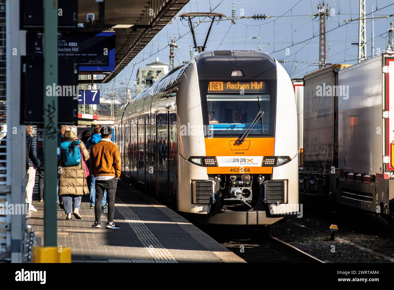 RRX Rhein-Ruhr-Express Regionalzug im Bahnhof Deutz, Köln, Deutschland. RRX Rhein-Ruhr-Express Regionalbahn im Bahnhof Deutz, Köln, Deutschland Stockfoto