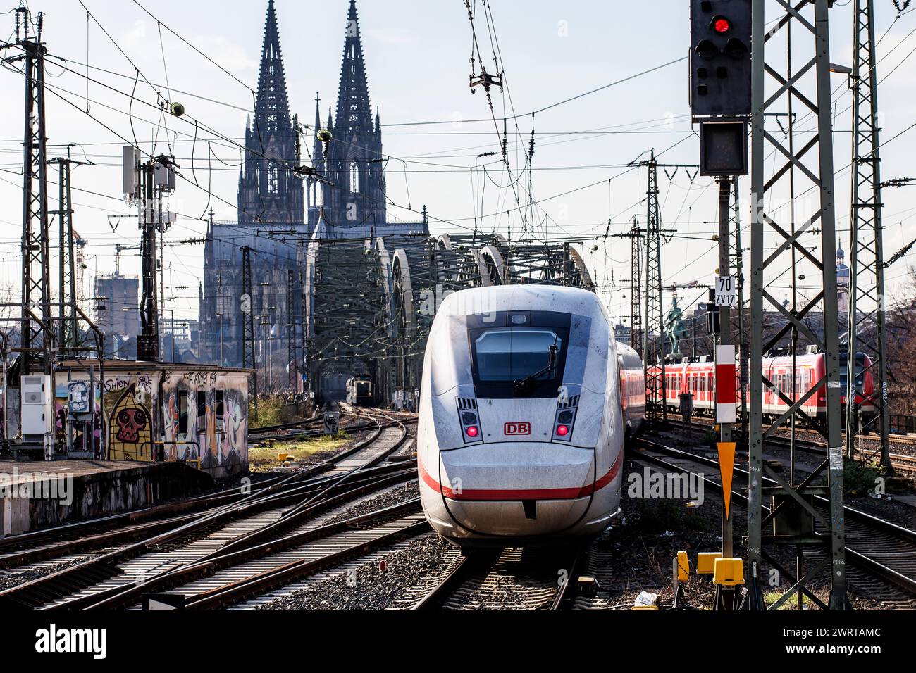 Hochgeschwindigkeitszug ICE 4 im Stadtteil Deutz auf dem Weg zum Kölner Hauptbahnhof, Hohenzollernbrücke, Dom, Köln, Deutschland. Hochgeschwi Stockfoto