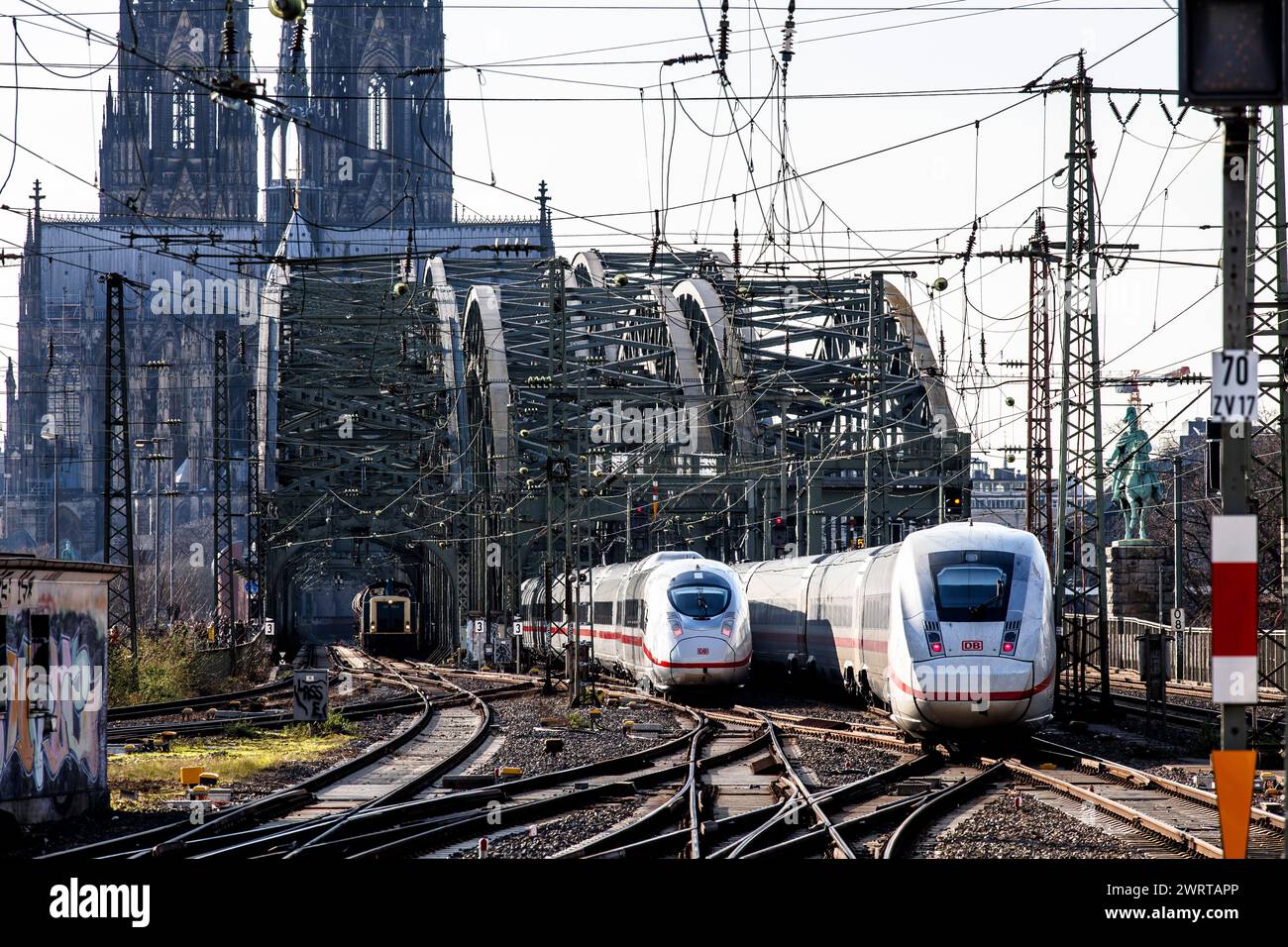 Schnellzüge ICE 3 und ICE 4 im Stadtteil Deutz auf dem Weg zum Kölner Hauptbahnhof, Hohenzollernbrücke, Dom, Köln, Deutschland. Stockfoto