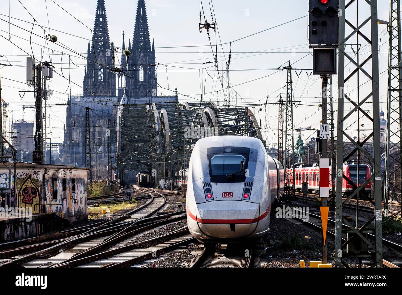 Hochgeschwindigkeitszug ICE 4 im Stadtteil Deutz auf dem Weg zum Kölner Hauptbahnhof, Hohenzollernbrücke, Dom, Köln, Deutschland. Hochgeschwi Stockfoto