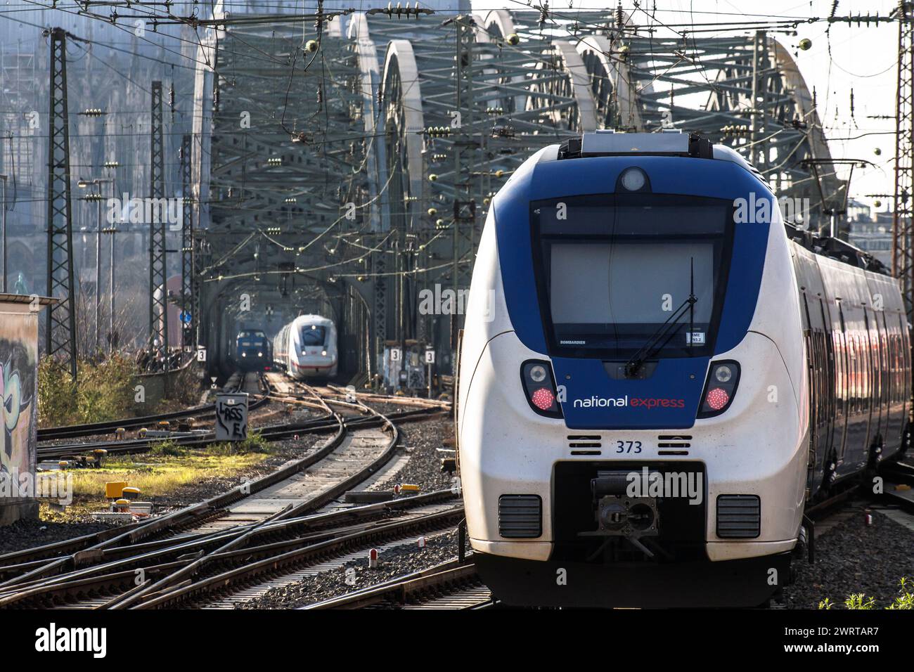 Züge fahren von und in Richtung Hohenzollernbrücke, Bezirk Deutz, Köln, Deutschland. Zuege kommen von und fahren in Richtung Hohenz Stockfoto