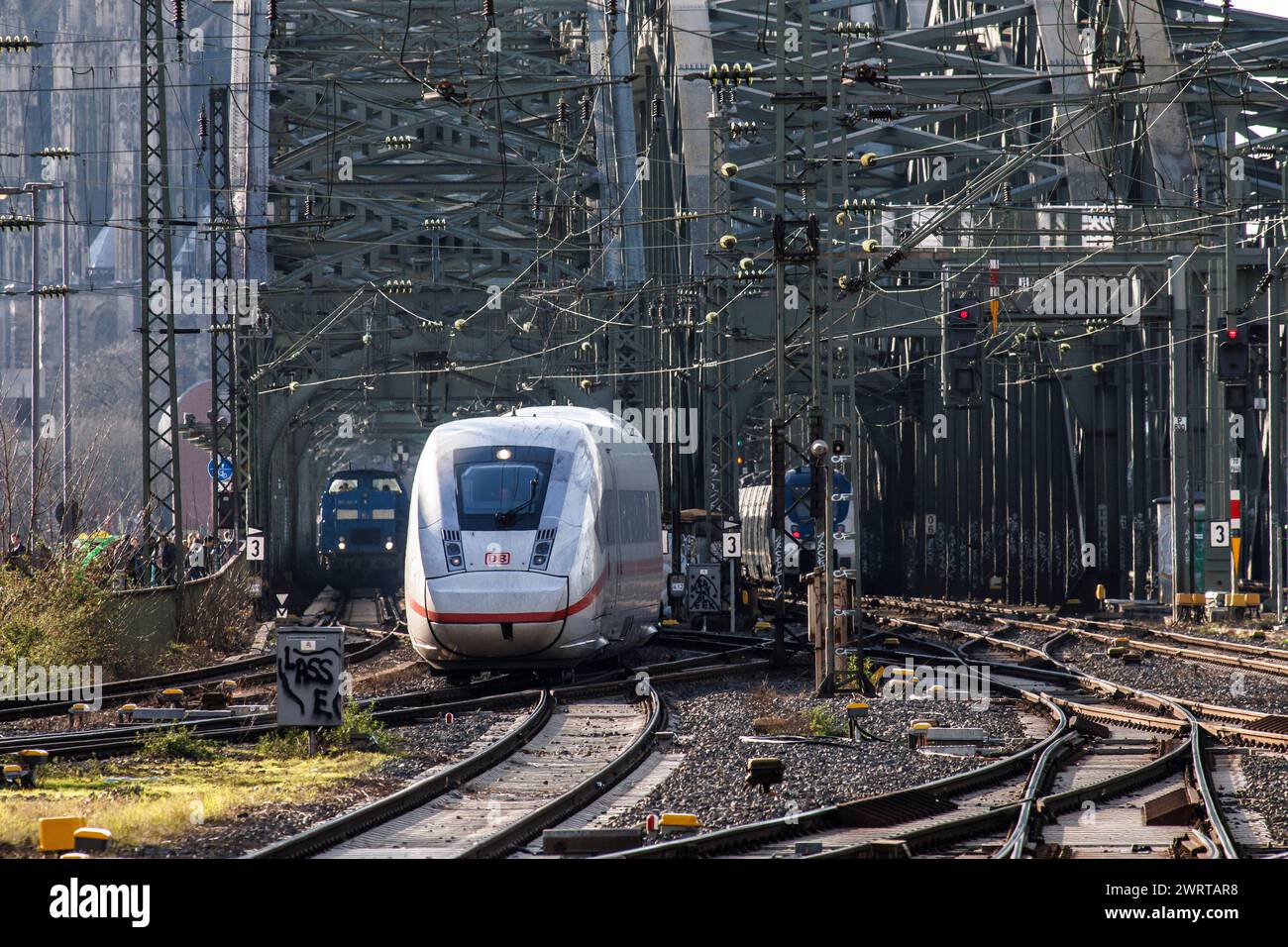 Hochgeschwindigkeitszug ICE 4 von der Hohenzollernbrücke in Richtung Deutz, Köln, Deutschland. Hochgeschwindigkeitszug ICE 4 kommt von der Hohen Stockfoto