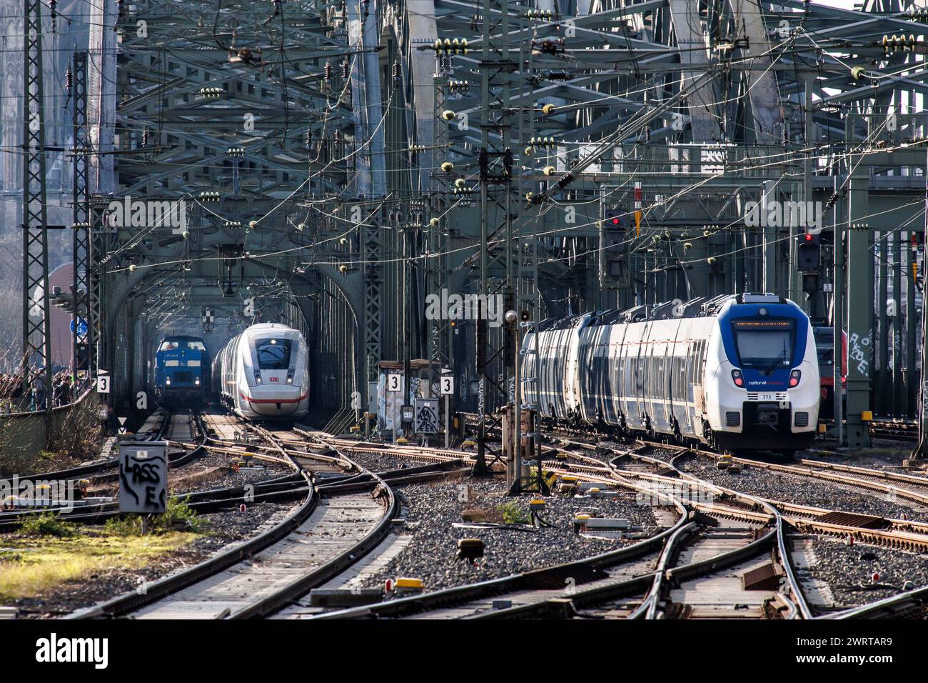 Züge fahren von und in Richtung Hohenzollernbrücke, Bezirk Deutz, Köln, Deutschland. Zuege kommen von und fahren in Richtung Hohenz Stockfoto