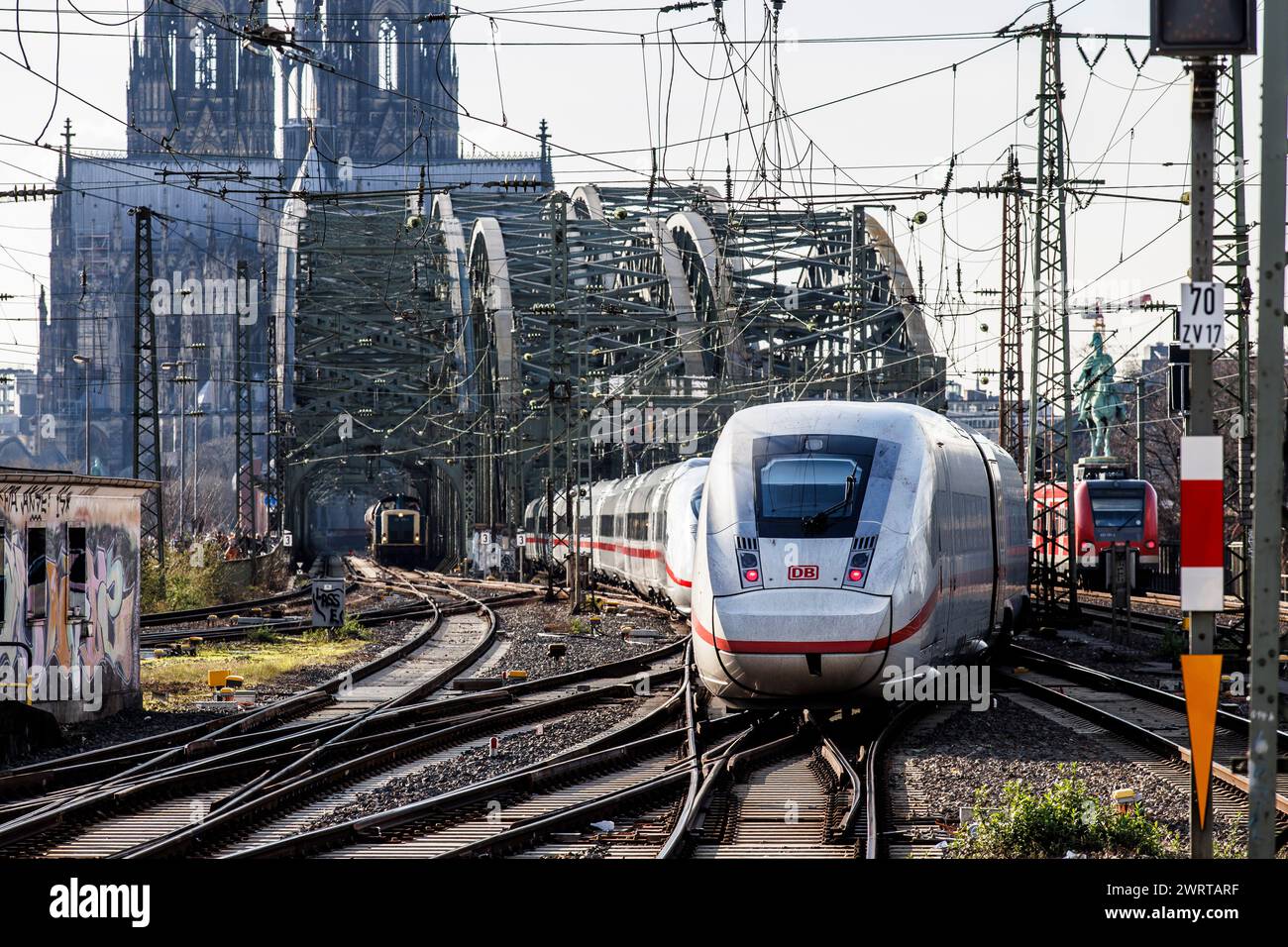 Hochgeschwindigkeitszug ICE 4 im Stadtteil Deutz auf dem Weg zum Kölner Hauptbahnhof, Hohenzollernbrücke, Dom, Köln, Deutschland. Hochgeschwi Stockfoto