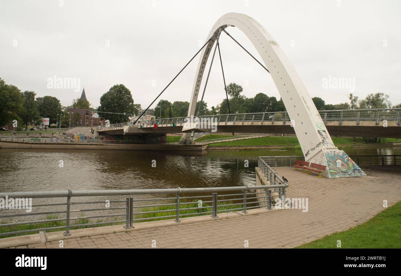 Vabadussild (Freiheitsbrücke) in Tartu. Tartu, die zweitgrößte Stadt Estlands im Südosten von Tallinn und Kulturhauptstadt Europas 2024. Stockfoto