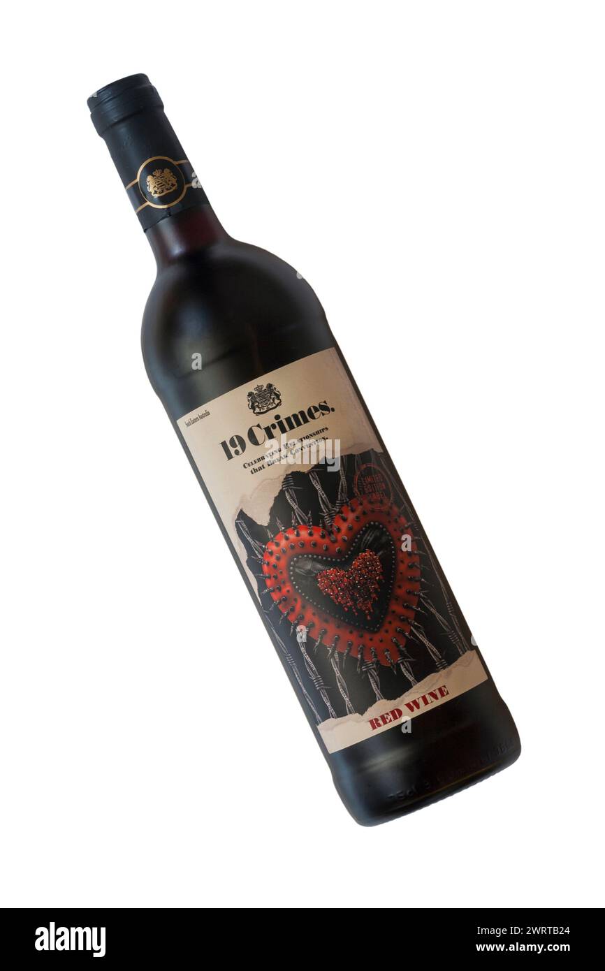 Flasche mit 19 Verbrechen Rotwein isoliert auf weißem Hintergrund Produkt von Australien, Australien - Valentinstag limitierte Ausgabe Herz Etikett Stockfoto