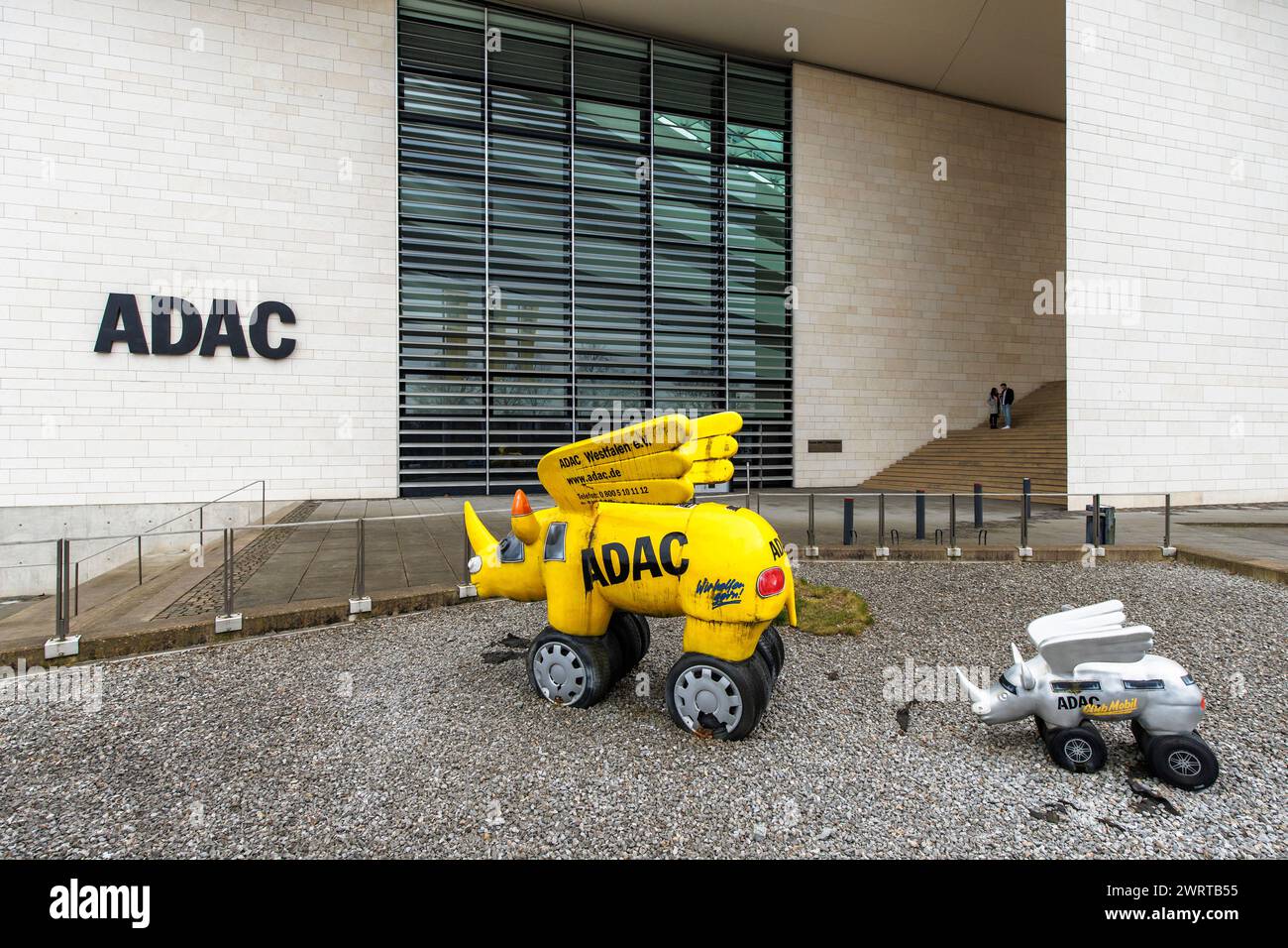 Geflügelte Nashörner vor dem ADAC-Hauptsitz Westfalen in der Freien-Vogel-Straße, Dortmund, Nordrhein-Westfalen, GE Stockfoto