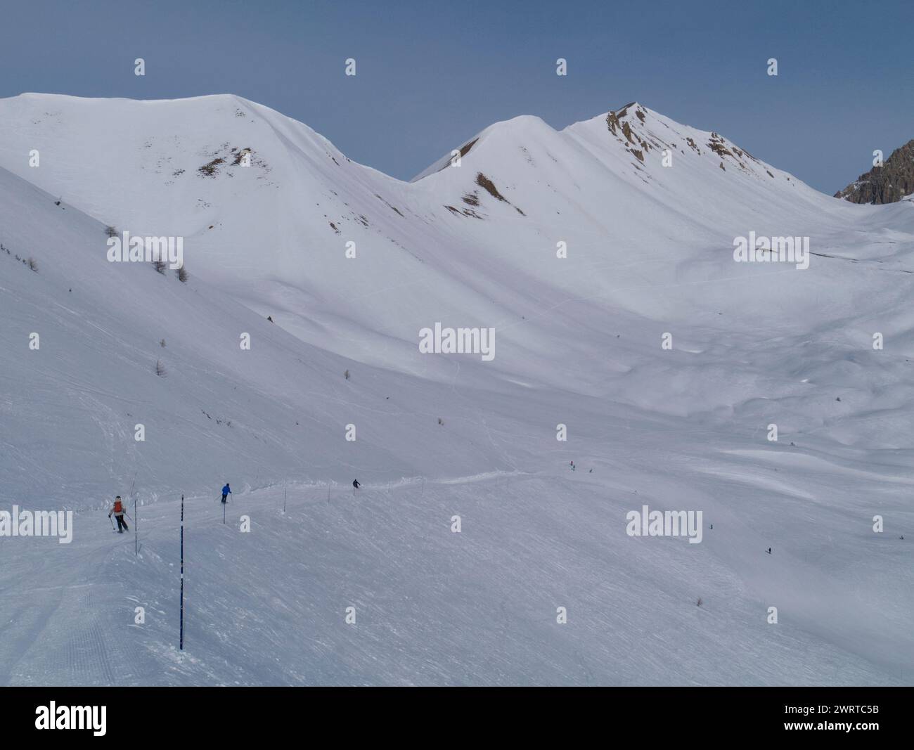 Skifahrer auf blauen Pisten, Montgenevre, Französische Alpen Stockfoto