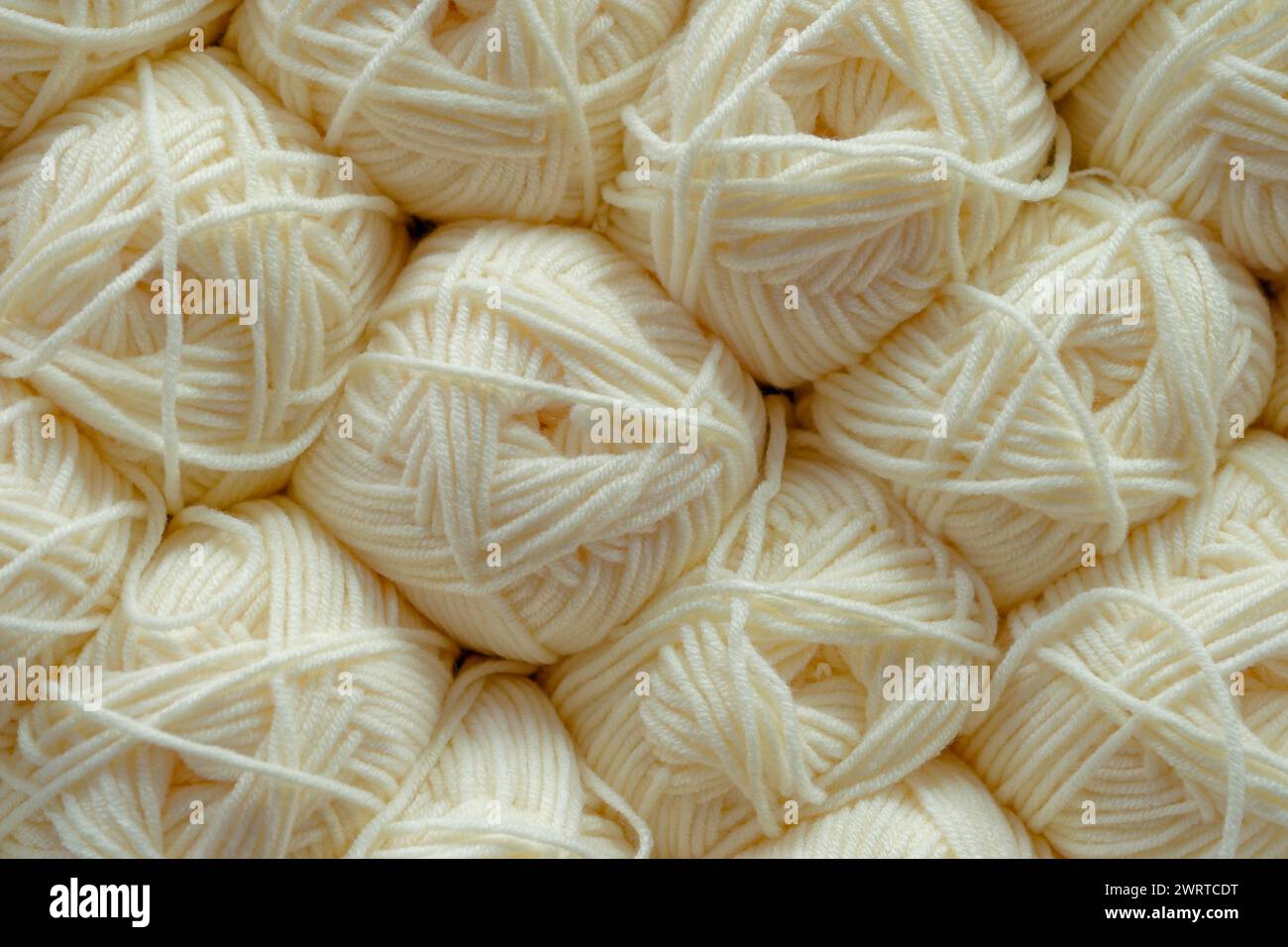 Mehrere Kugeln aus weißen Fäden, abstrakter textiler Hintergrund Stockfoto