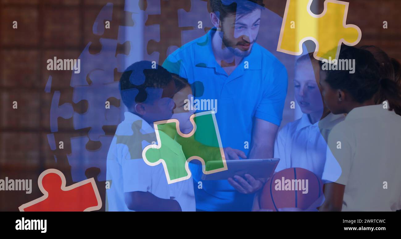 Bild von Puzzleteilen über verschiedenen Schülern und Lehrern mit Tablet Stockfoto