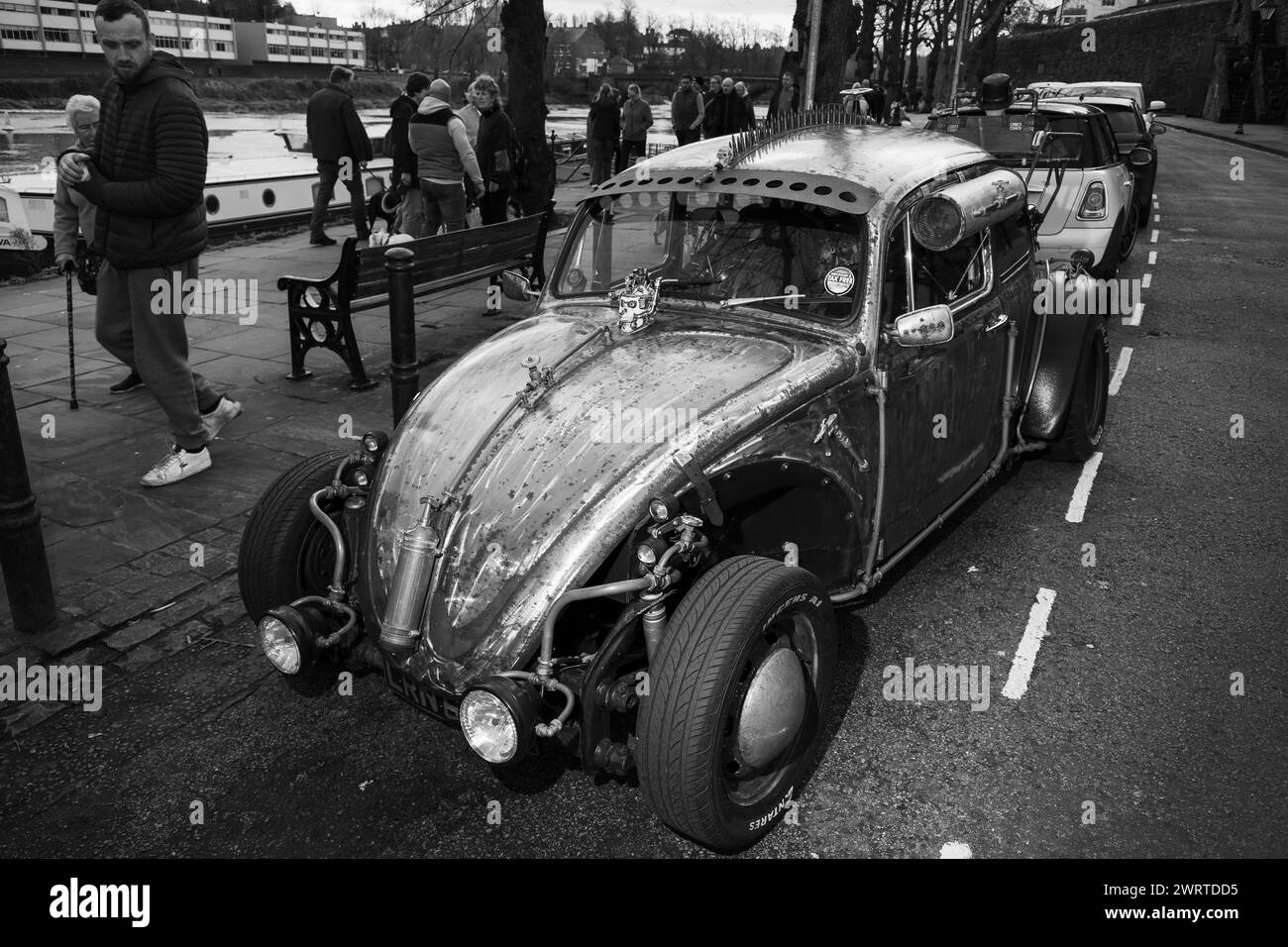 Foto: © Jamie Callister. Der umgebaute VW Hot Rod und sein stolzer Besitzer Mark von der Wirral Merseyside sind stolz auf die Ausstellung in Chester, England. Stockfoto