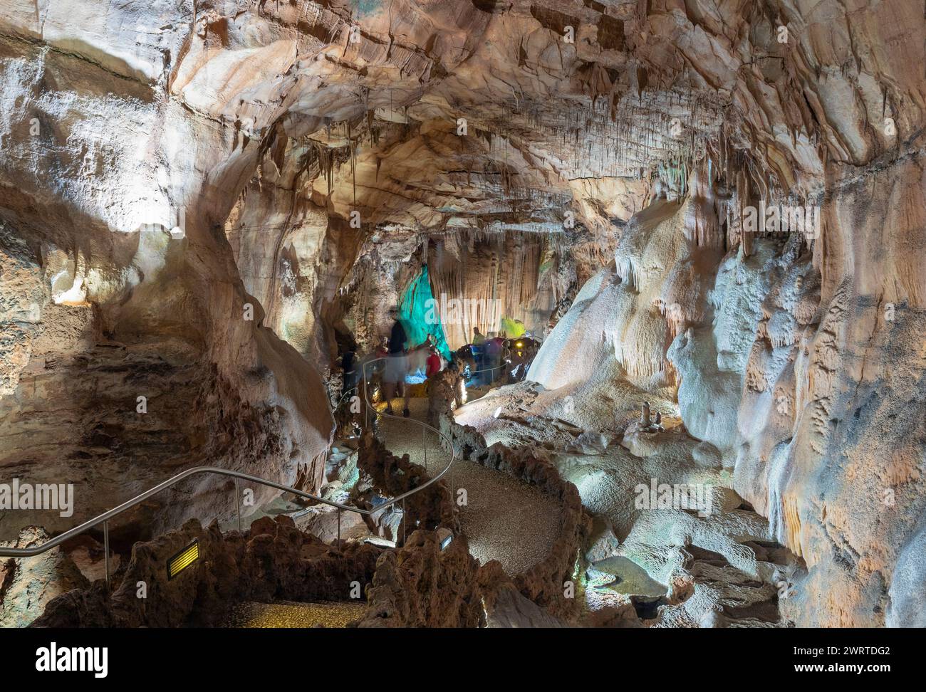 Portugal, Region Centro, riesige Höhle, die für die Öffentlichkeit im Grutas de Mira de Aire (Höhlenkomplex) zugänglich ist Stockfoto