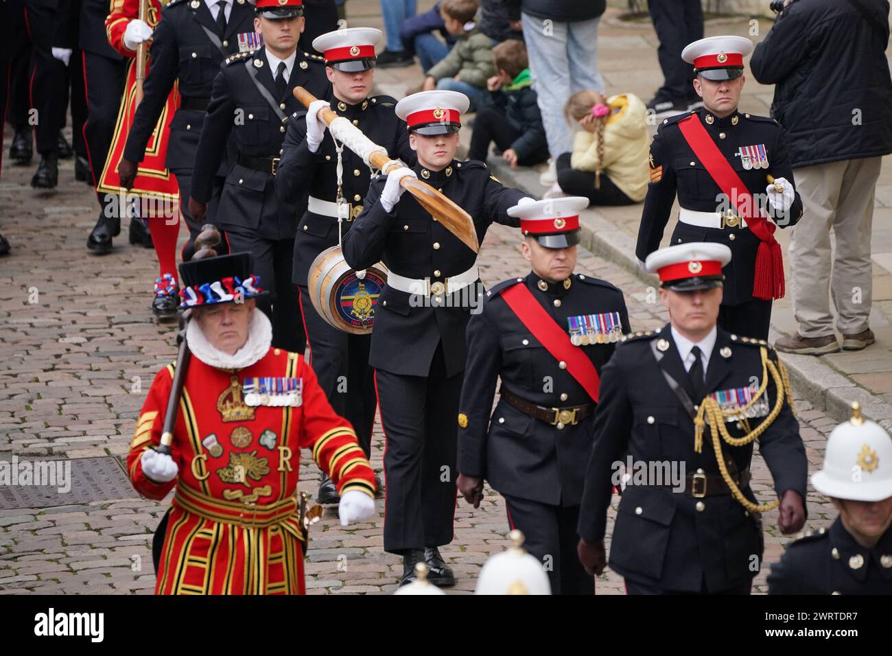 Die Royal Marines tragen während der alten Zeremonie der Constable's Duty ein Hafenfass, wenn dem Constable ein Hafenfass im Tower of London überreicht wird. Die diesjährige Zeremonie wird von den Royal Marines zu ihrem 360. Jahrestag durchgeführt. Bilddatum: Donnerstag, 14. März 2024. Stockfoto