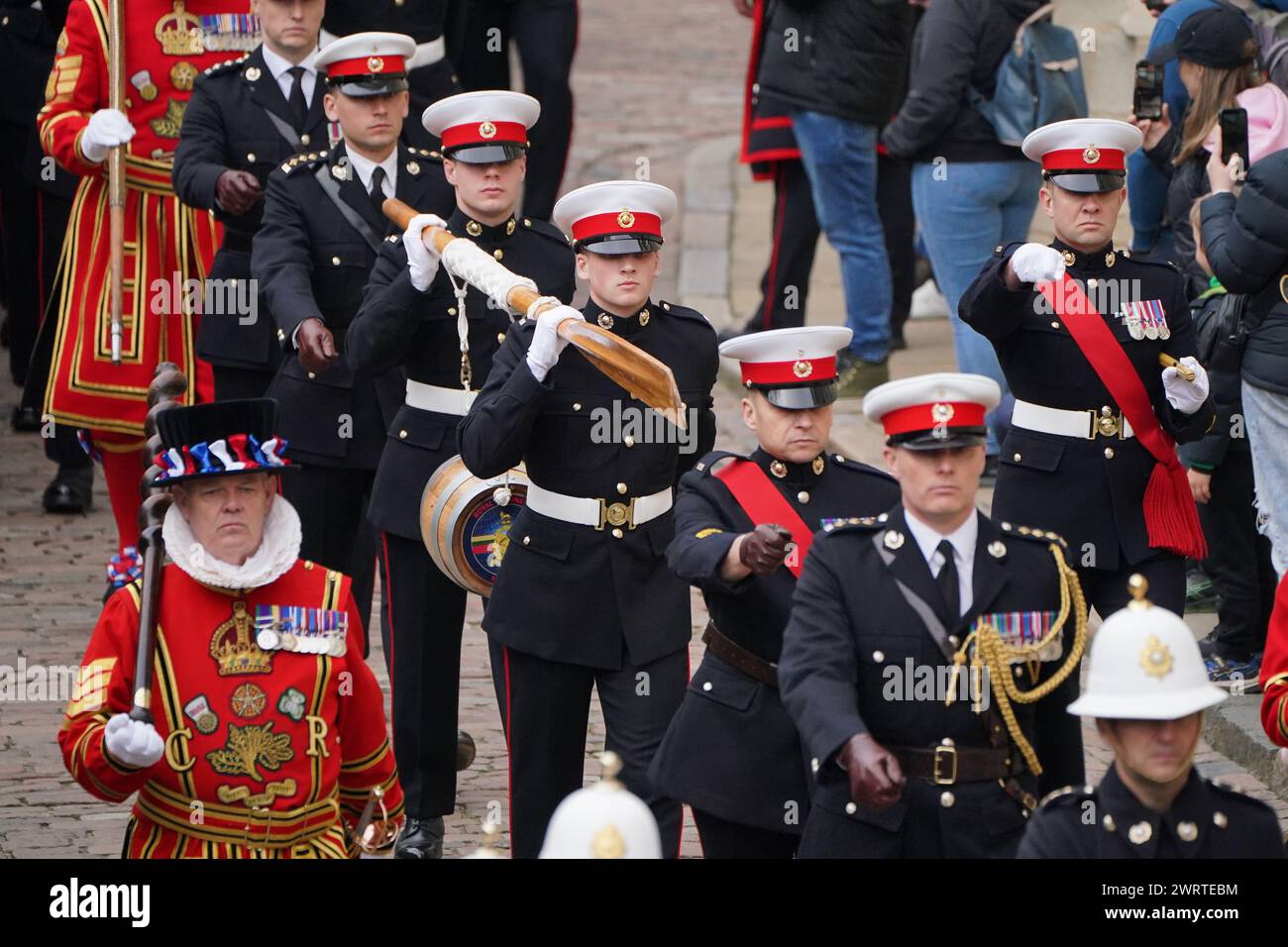 Die Royal Marines tragen während der alten Zeremonie der Constable's Duty ein Hafenfass, wenn dem Constable ein Hafenfass im Tower of London überreicht wird. Die diesjährige Zeremonie wird von den Royal Marines zu ihrem 360. Jahrestag durchgeführt. Bilddatum: Donnerstag, 14. März 2024. Stockfoto