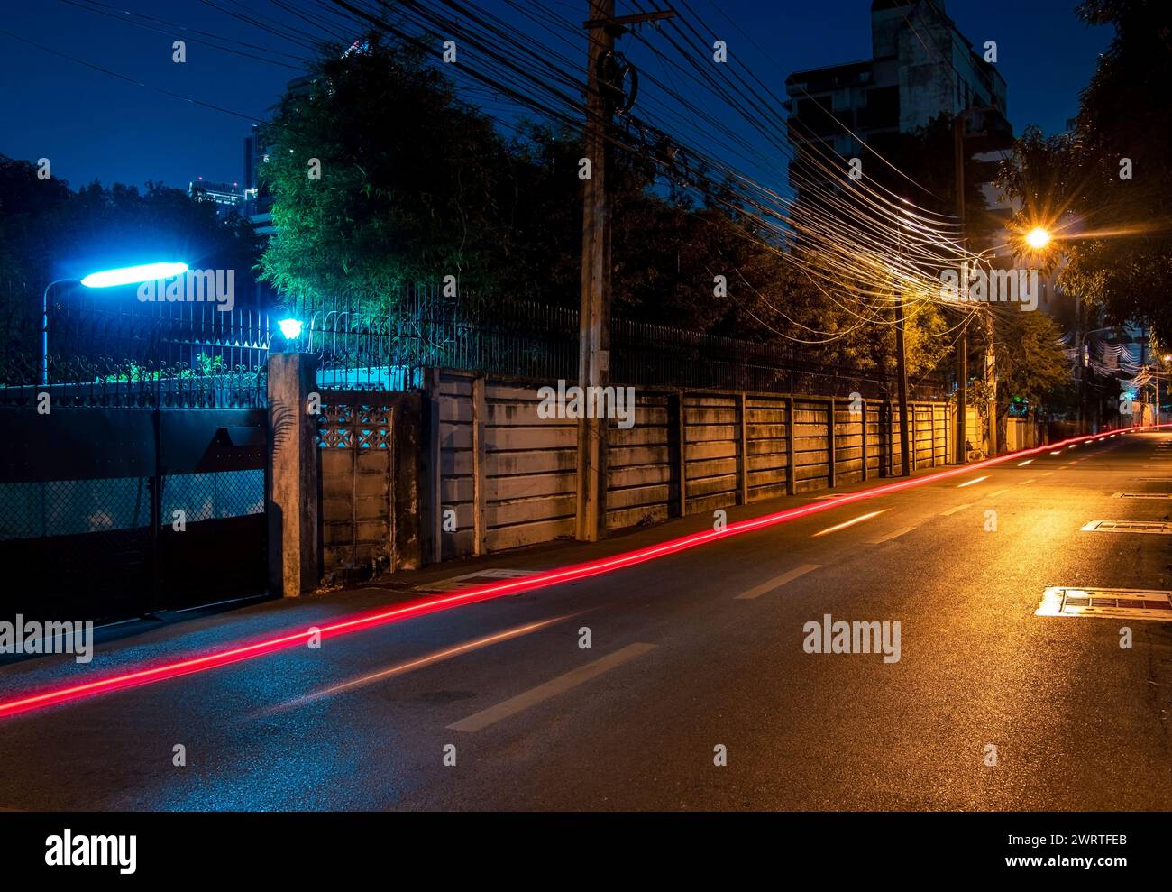 Eine Straße in der Nacht mit einer roten Linie auf der Straße Stockfoto