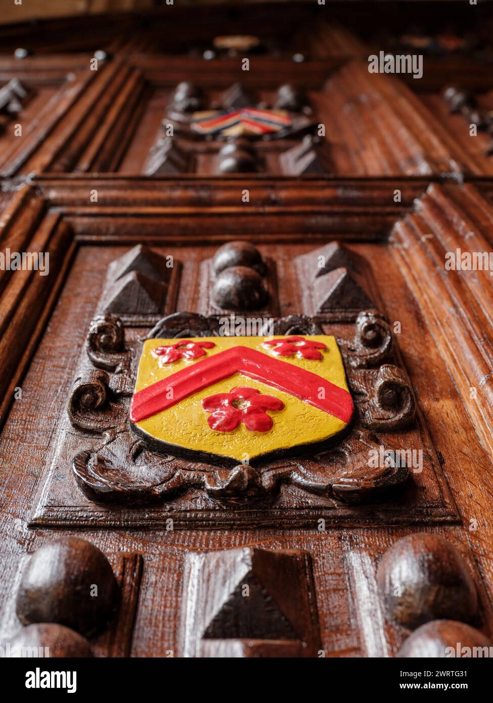 Eines der Wappen an der Tür am Eingang zur Weston Library im Bodleian in Oxford. Stockfoto
