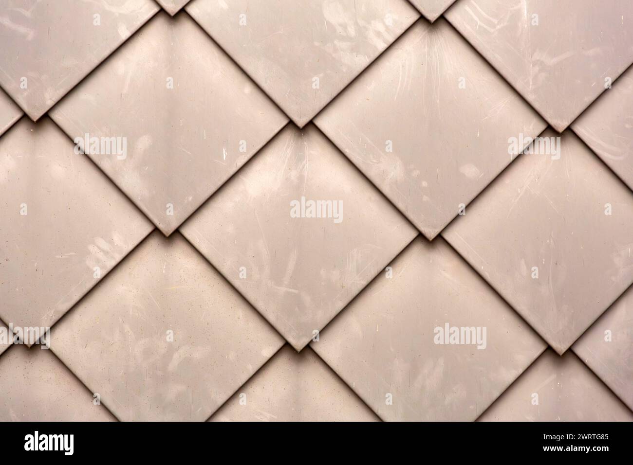 Diamantförmige Fischskala gekachelte Wand Textur Hintergrund Nahaufnahme Stockfoto