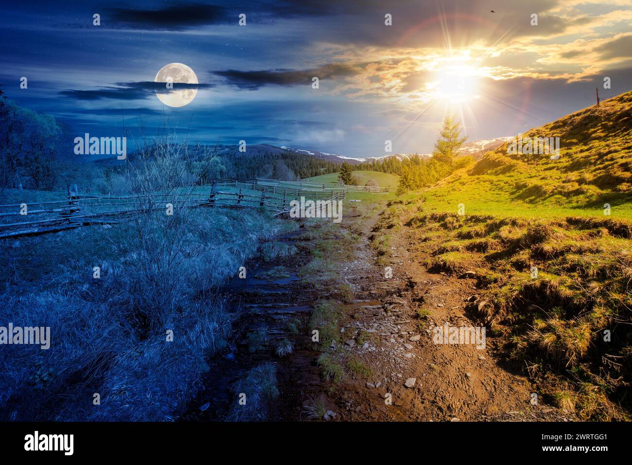 karpaten Landschaft auf Frühlingsequinox. Bergige ländliche Landschaft unter einem Himmel mit Sonne und Mond. Tag- und Nachtzeitwechsel Stockfoto