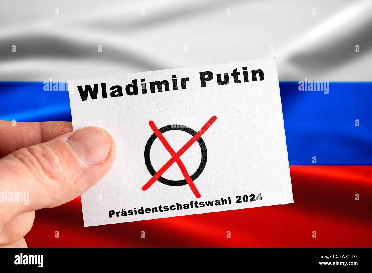 14. März 2024: Symbolisches Bild der Präsidentschaftswahlen 2024 in Russland vom 15. Bis 17. März. Hand mit Wahlkarte mit der Aufschrift Wladimir Putin vor der russischen Flagge. FOTO *** Symbolbild Präsidentschaftswahl 2024 in Russland vom 15. Bis 17. März. Hand mit Stimmkarte mit Aufschrift Wladimir Putin vor russischer Flagge. FOTOMONTAGE Stockfoto