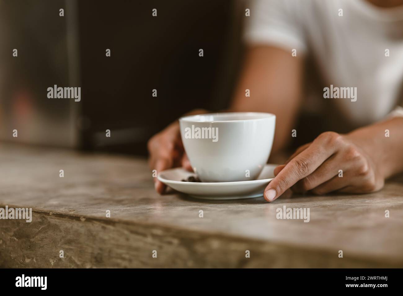Barista serviert dem Gast im Café einen Kaffee. Stockfoto
