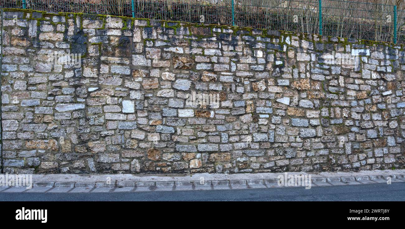 Stützmauer aus Naturstein, Egloffstein, Oberfranken, Bayern, Deutschland Stockfoto