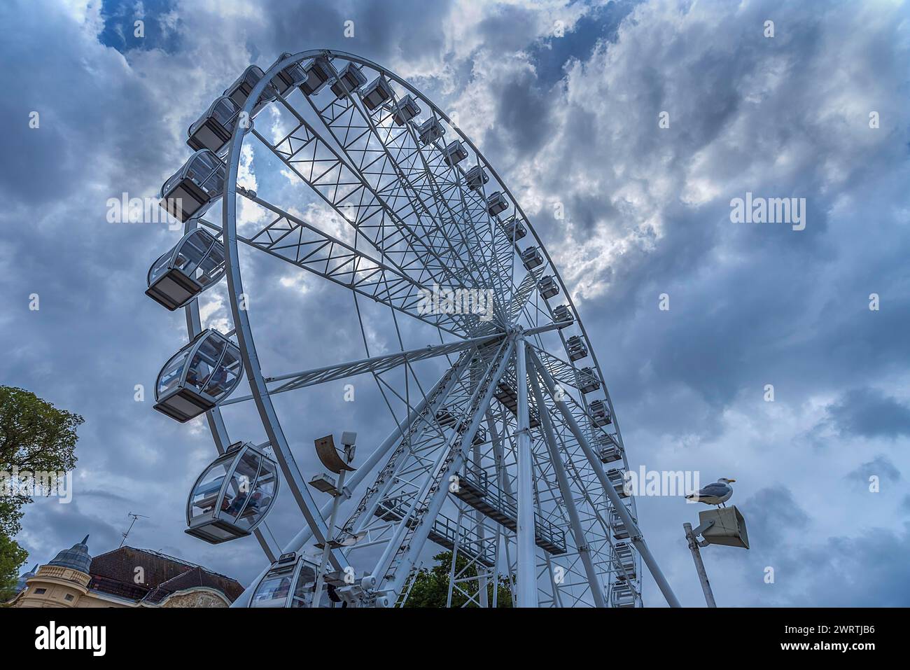 Riesenrad an der Promenade von Kühlungsborn, bewölkter Himmel, Mecklenburg-Vorpommern, Deutschland Stockfoto