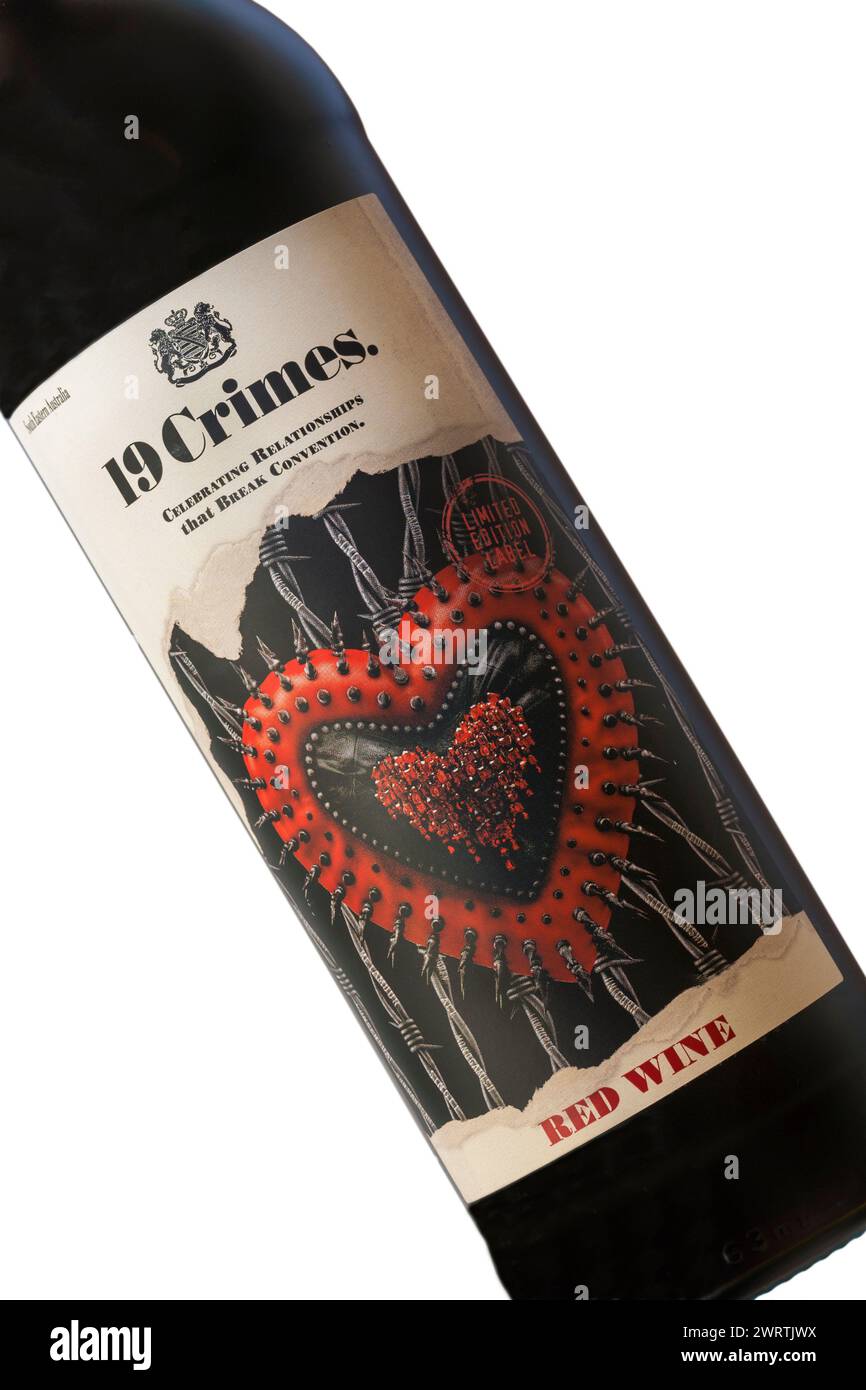 Flasche mit 19 Verbrechen Rotwein isoliert auf weißem Hintergrund Produkt von Australien, Australien - Valentinstag limitierte Ausgabe Herz Etikett Stockfoto