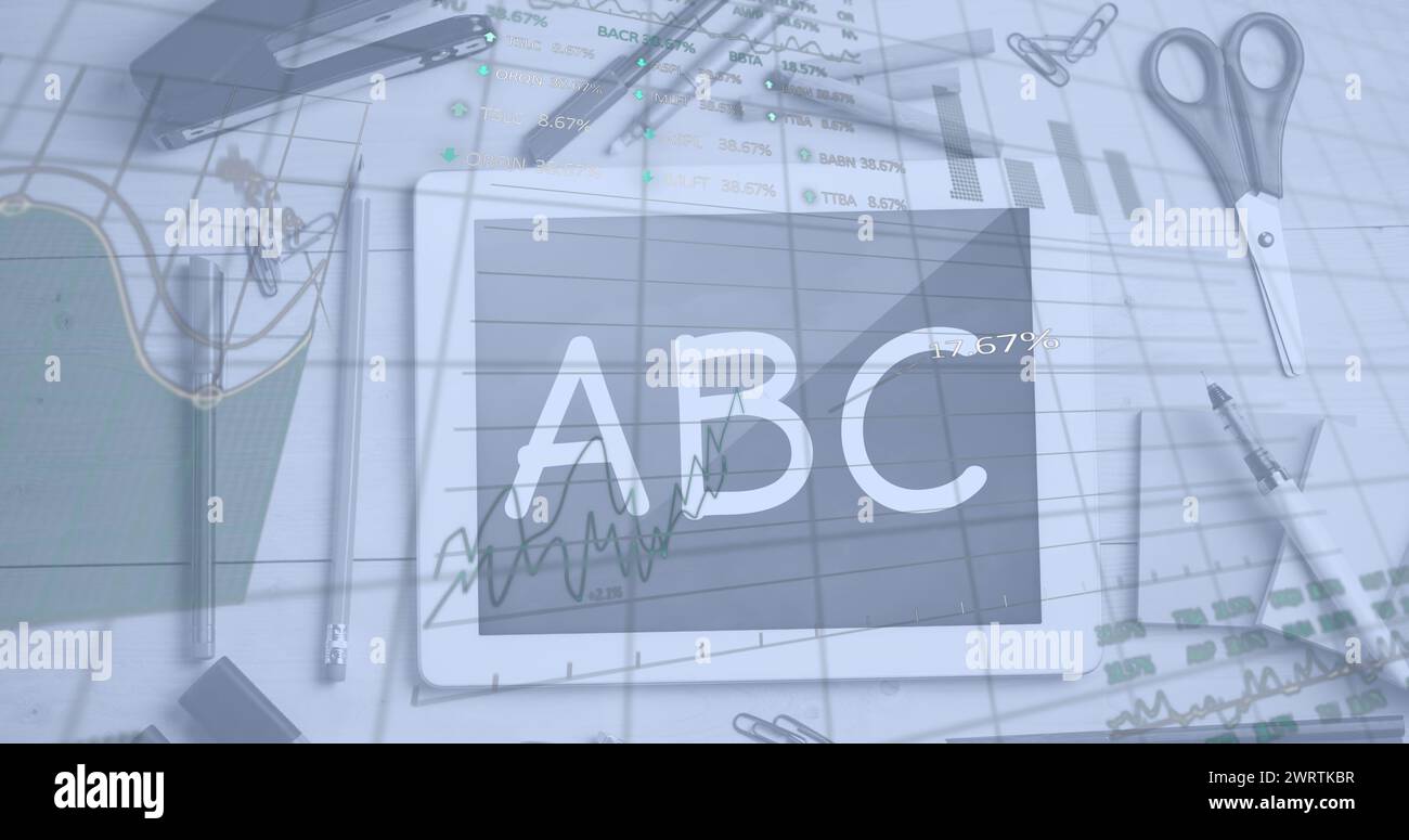 Bild der digitalen Infografik-Oberfläche und des Tablet-Bildschirms mit abc-Text und Briefpapier Stockfoto