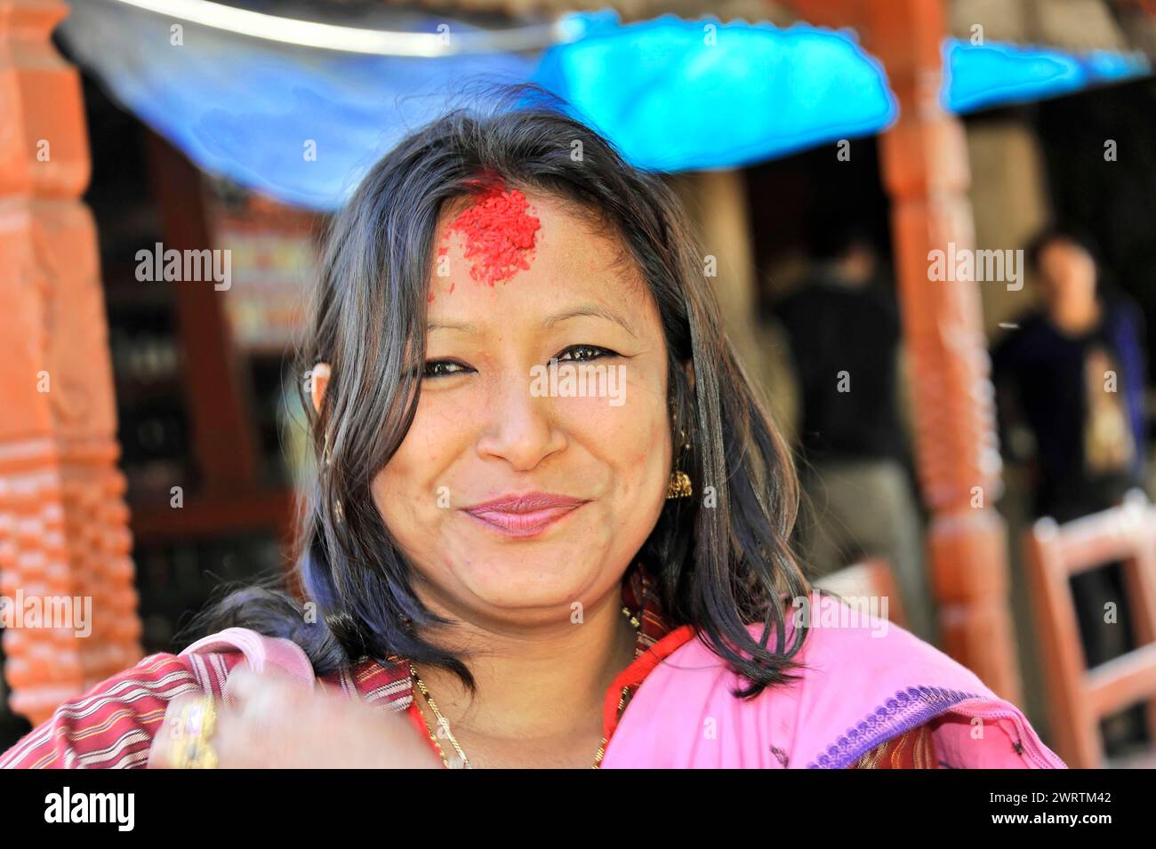 Eine lächelnde Frau mit einem traditionellen roten Fleck auf der Stirn, Bhairahawa, Nepal Stockfoto