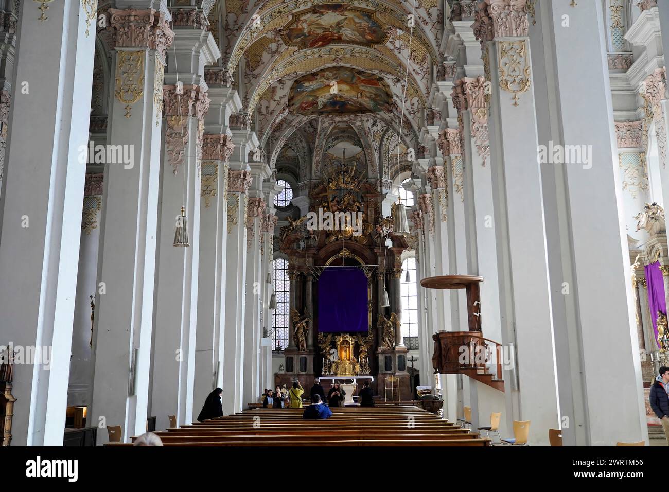 Blick auf das langgezogene Innere einer barocken Kirche mit reich verzierten Decken, Kirche unserer Lieben Frau München, Bayern, Deutschland Stockfoto