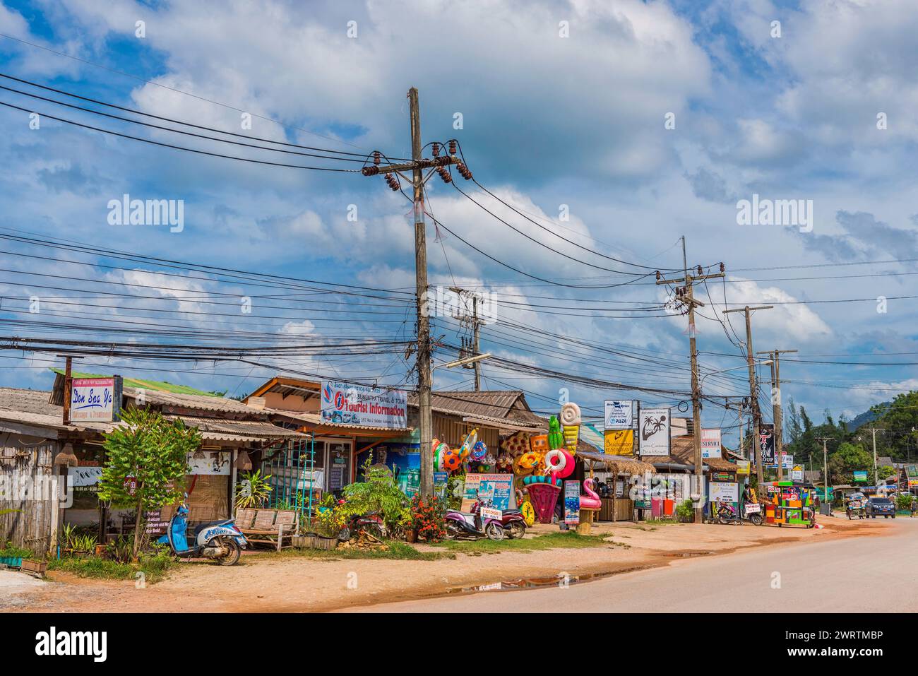 Straßenszene mit Geschäft in der Altstadt von Ko Lanta, baufällig, Reihe von Häusern, Stadt, Stadt, Leben, Leben, asiatisch, Straße, exotisch Stockfoto