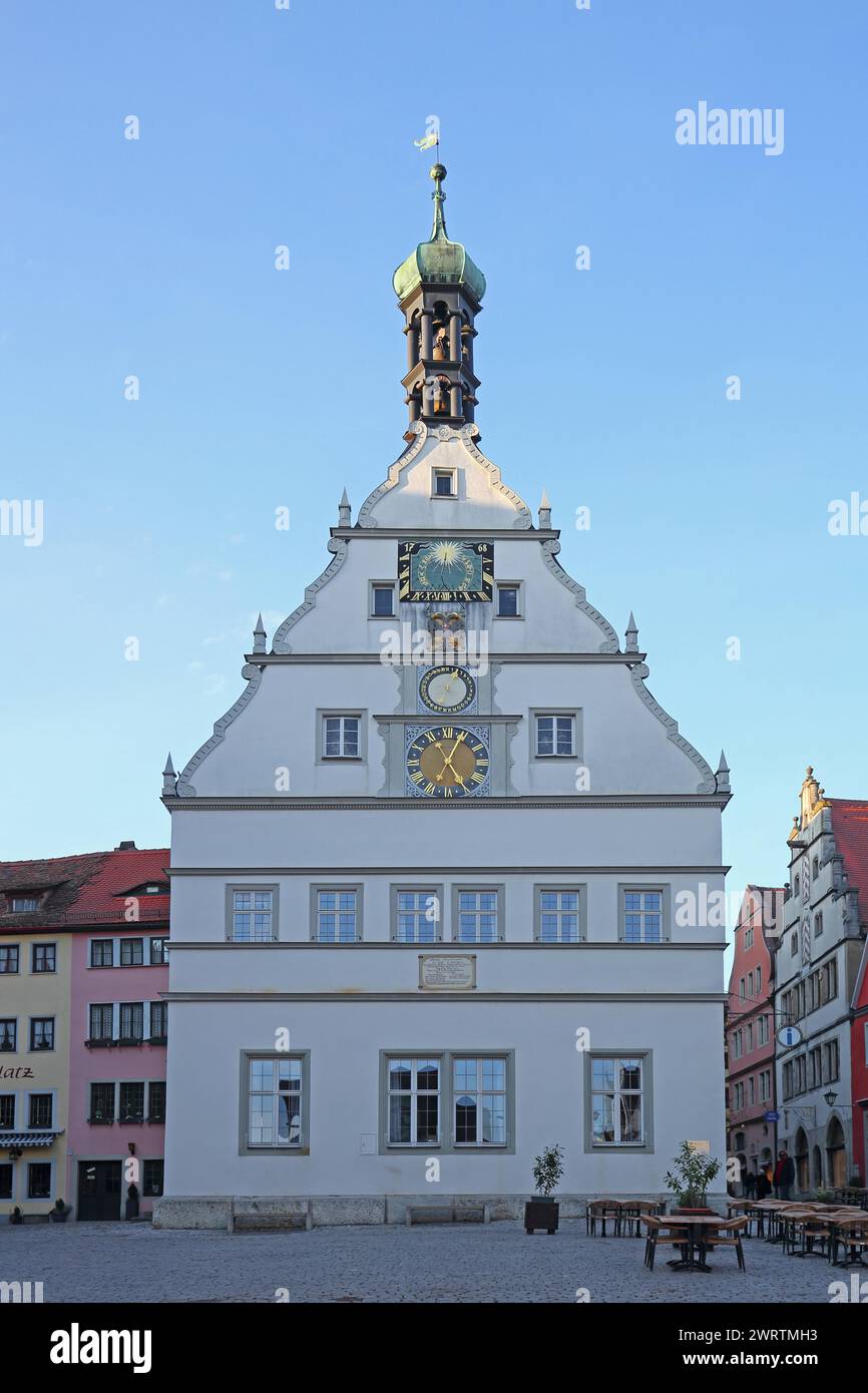 Historische Ratstrinksstube mit Schwanzgiebel, Turm und astronomischer Uhr, Gratturm, Marktplatz, Rothenburg ob der Tauber, Tauberfranken Stockfoto