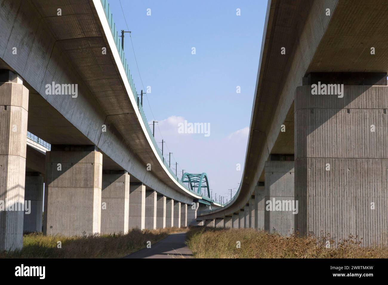 Blick von unten auf das rund sechs Kilometer lange Saale-Elster-Viadukt bei Halle, der längsten Eisenbahnbrücke Deutschlands, 22/09/2016 Stockfoto