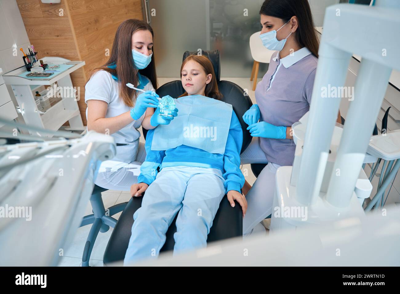 Mädchen bei einem Termin mit einem Arzt Hygieniker Stockfoto