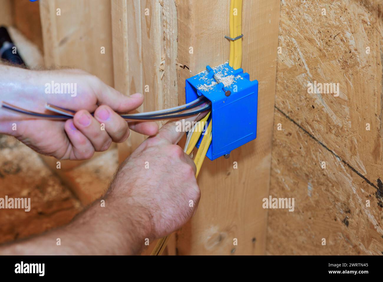 Beim Bau eines neuen Hauses wurde ein Schaltkasten mit Verkabelung installiert Stockfoto