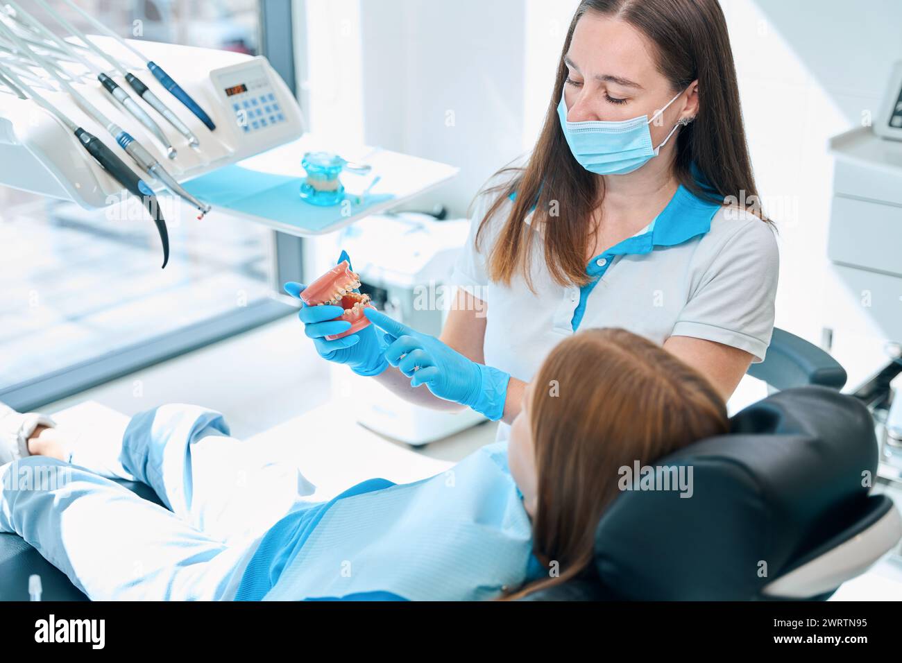 Zahnarzt lehrt kindliche Mundhygiene Stockfoto