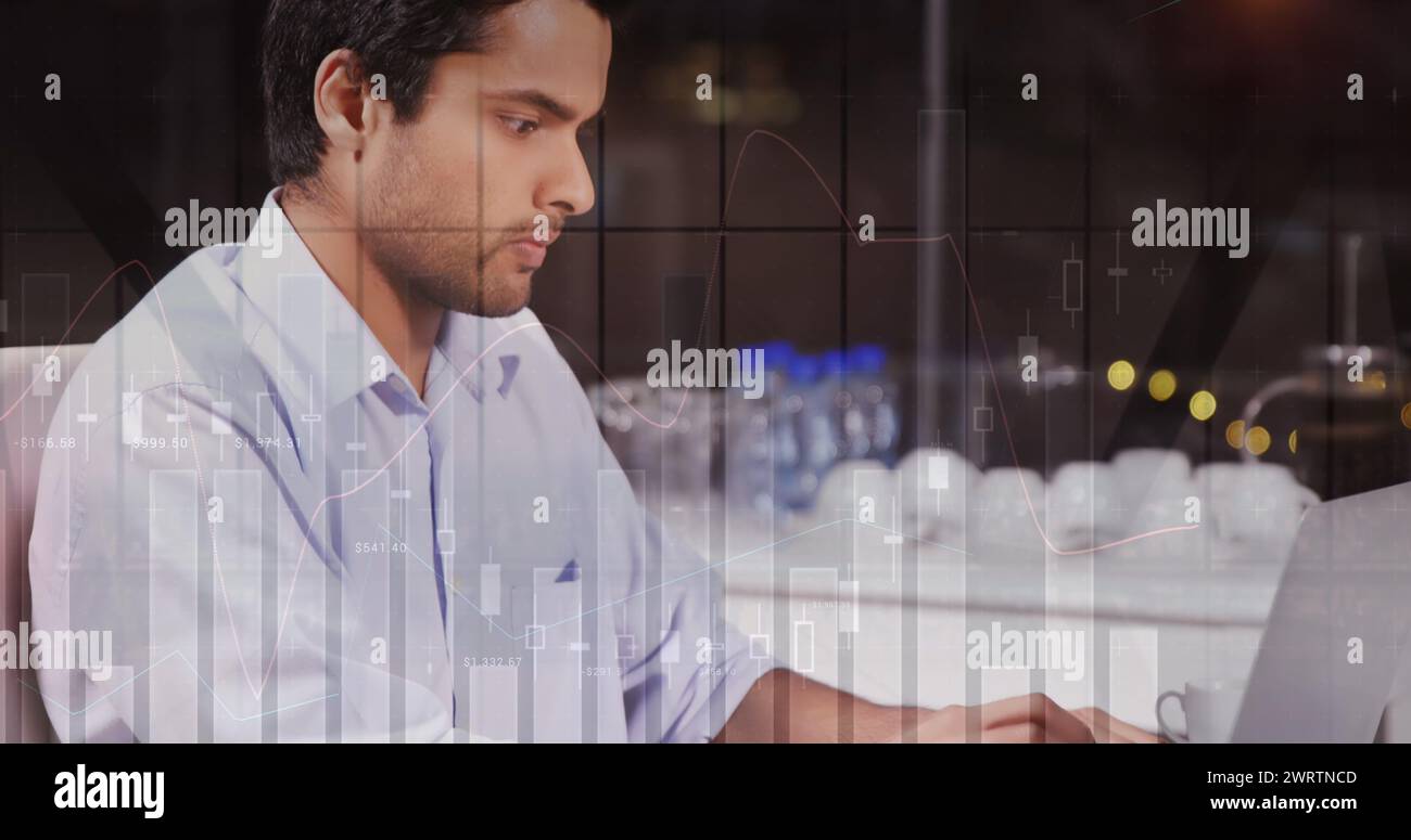 Bild von der Verarbeitung von Finanzdaten gegenüber birassischen Geschäftsleuten Stockfoto