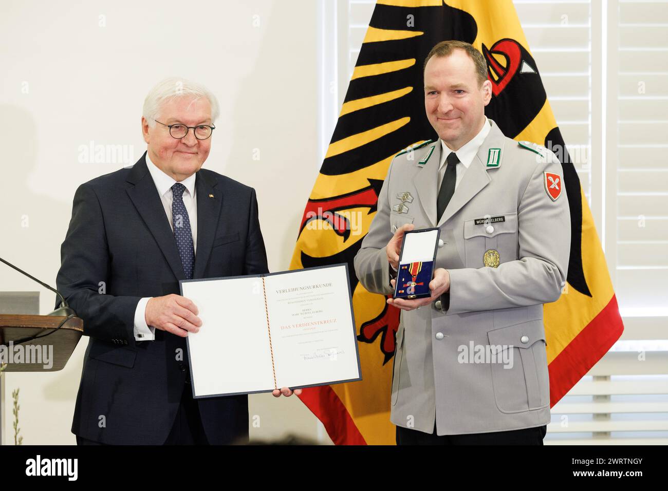 Espelkamp, Deutschland. März 2024. Bundespräsident Frank-Walter Steinmeier verleiht Marc Würfel-Elberg aus Münster den Verdienstkreuz. Zum zehnten Mal zieht der Bundespräsident von Berlin in eine Region, um dort unter dem Motto "Lokalzeit Deutschland" seine offiziellen Aufgaben wahrzunehmen. Quelle: Friso Gentsch/dpa/Alamy Live News Stockfoto