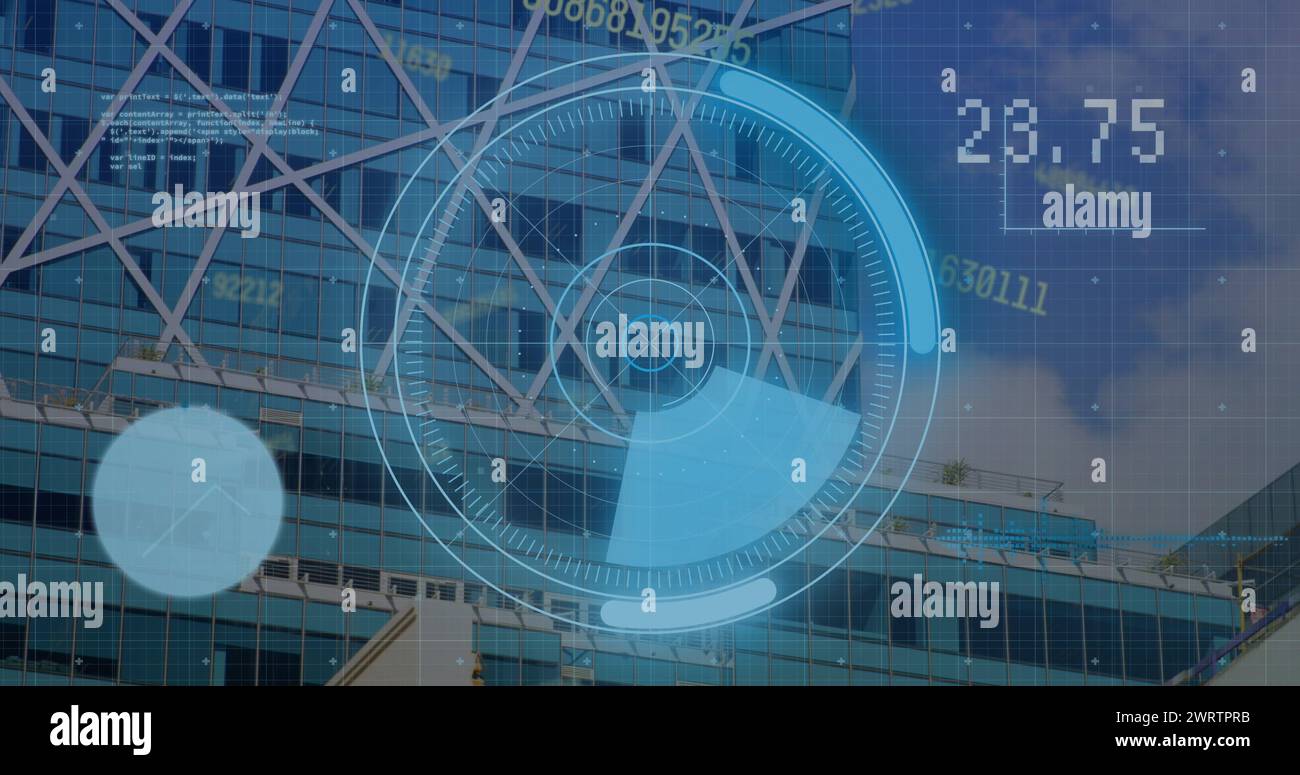 Bild von Zahlen, Verarbeitungskreisen und Finanzdaten auf dem digitalen Bildschirm über dem Bürogebäude Stockfoto