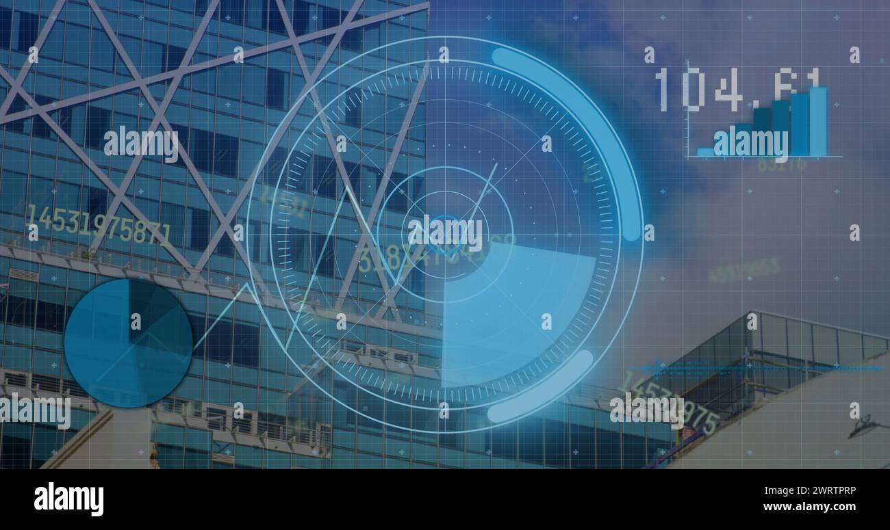 Bild von Zahlen, Verarbeitungskreisen und Finanzdaten auf dem digitalen Bildschirm über dem Bürogebäude Stockfoto