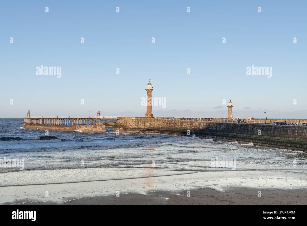 West Pier Hafenmauer, Leuchtturm, Memorial Bridge und South Bay Beach, Yorkshire, England Stockfoto