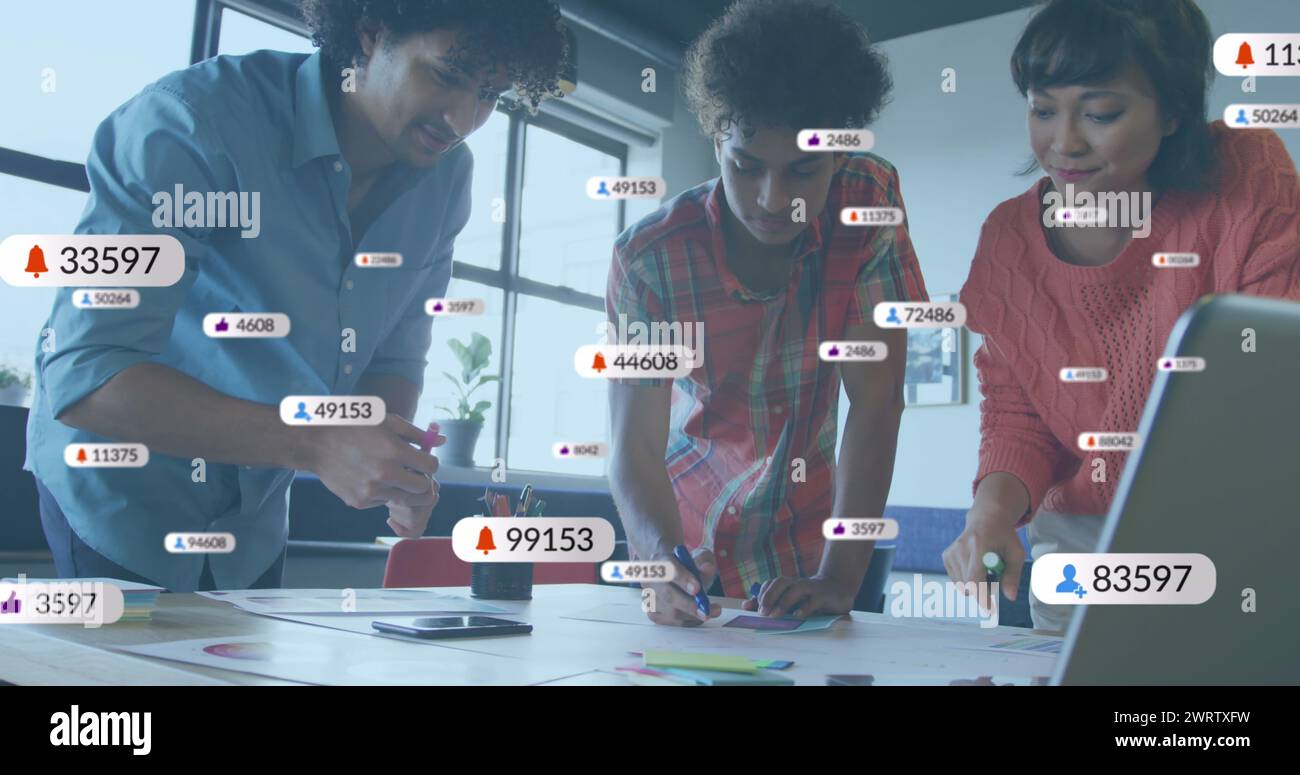 Abbildung von Zahlen, Symbolen in Benachrichtigungsbalken, verschiedene Kollegen, die an der Produktkonstruktion arbeiten Stockfoto