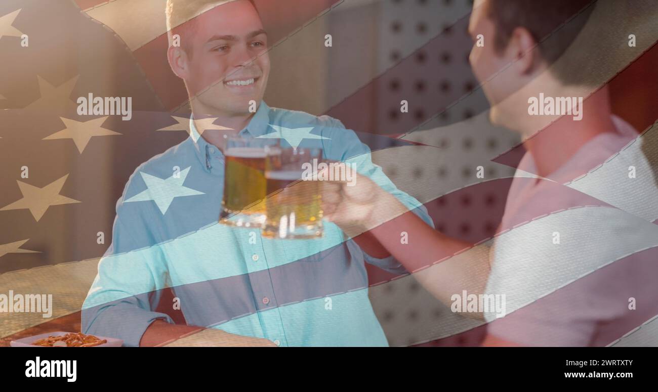 Bild einer amerikanischen Flagge über glücklichen kaukasischen männlichen Freunden, die in der Bar trinken Stockfoto