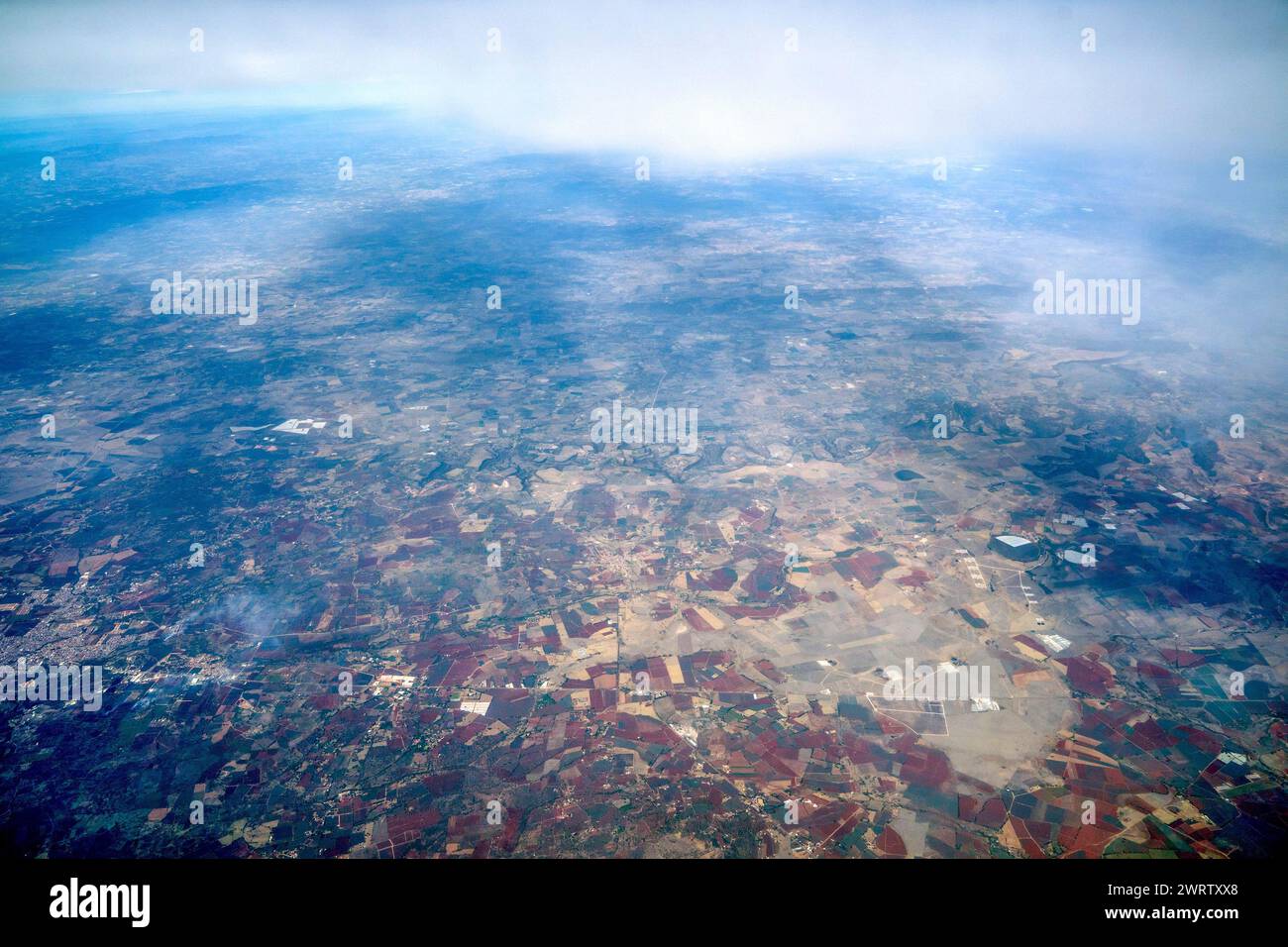 Ein Blick aus der Vogelperspektive auf Santiago de Queretaro, eine Stadt im Zentrum Mexikos. Panorama aus dem Flugzeug Stockfoto