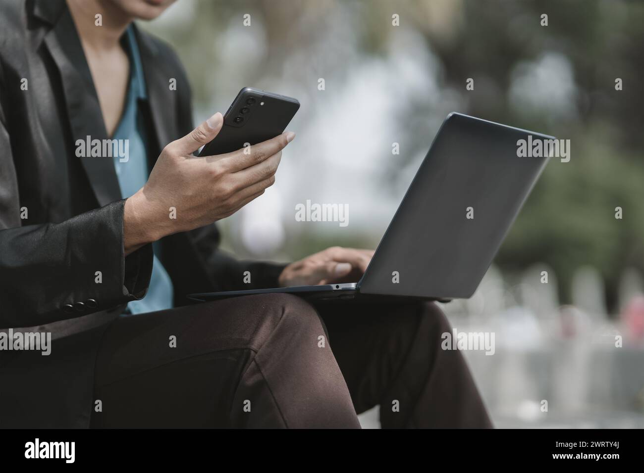 Mitarbeiter, die aus dem Unternehmen entlassen wurden oder aus dem Unternehmen entlassen wurden, nutzen ihr Mobiltelefon, um einen Job zu finden und ein Interview zu planen. Arbeitslos, Einstellung, Kündigung Stockfoto