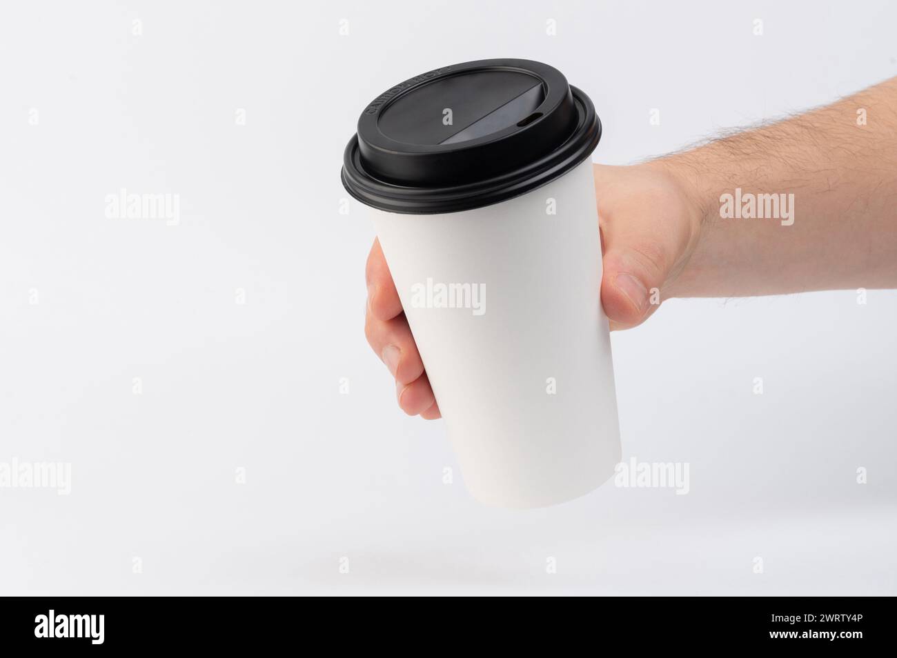 Generischer Papierbecher für Getränk in der Hand isoliert auf weißem Studiohintergrund Stockfoto